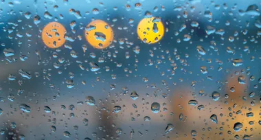 Фізики пояснили заворожуючі рухи крапель дощу на лобовому склі автомобіля