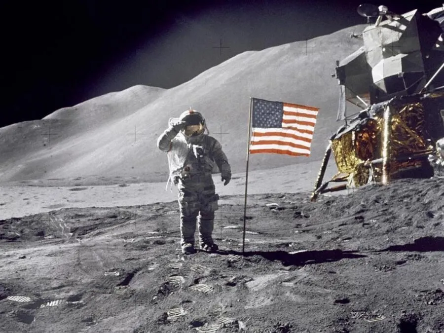 Командир «Аполлон-15» Дейв Скотт вітає американський прапор