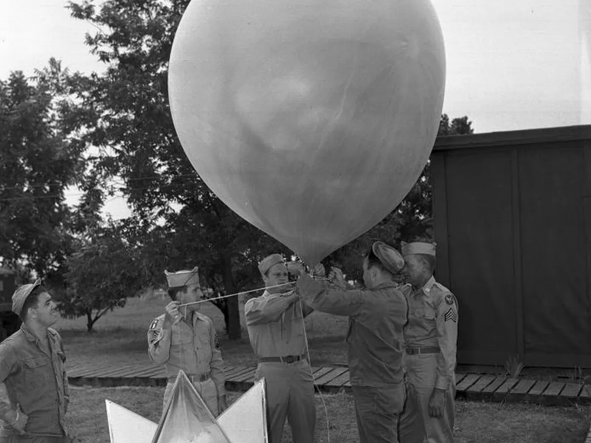 П'ять льотчиків демонструють радарний пристрій, прикріплений до метеорологічної кулі на військово-повітряній базі Форт-Верта 7 липня 1947 року, за п'ять днів після інциденту в Розуеллі, Нью-Мексико, НЛО