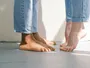 Чи шкідливо ходити вдома босоніж: думка лікарів