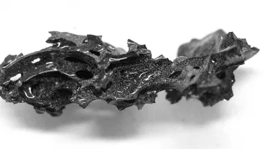 Фрагмент органічного скла, знайдений всередині черепа померлого в Геркуланумі. Автор: П'єр Паоло Петроне