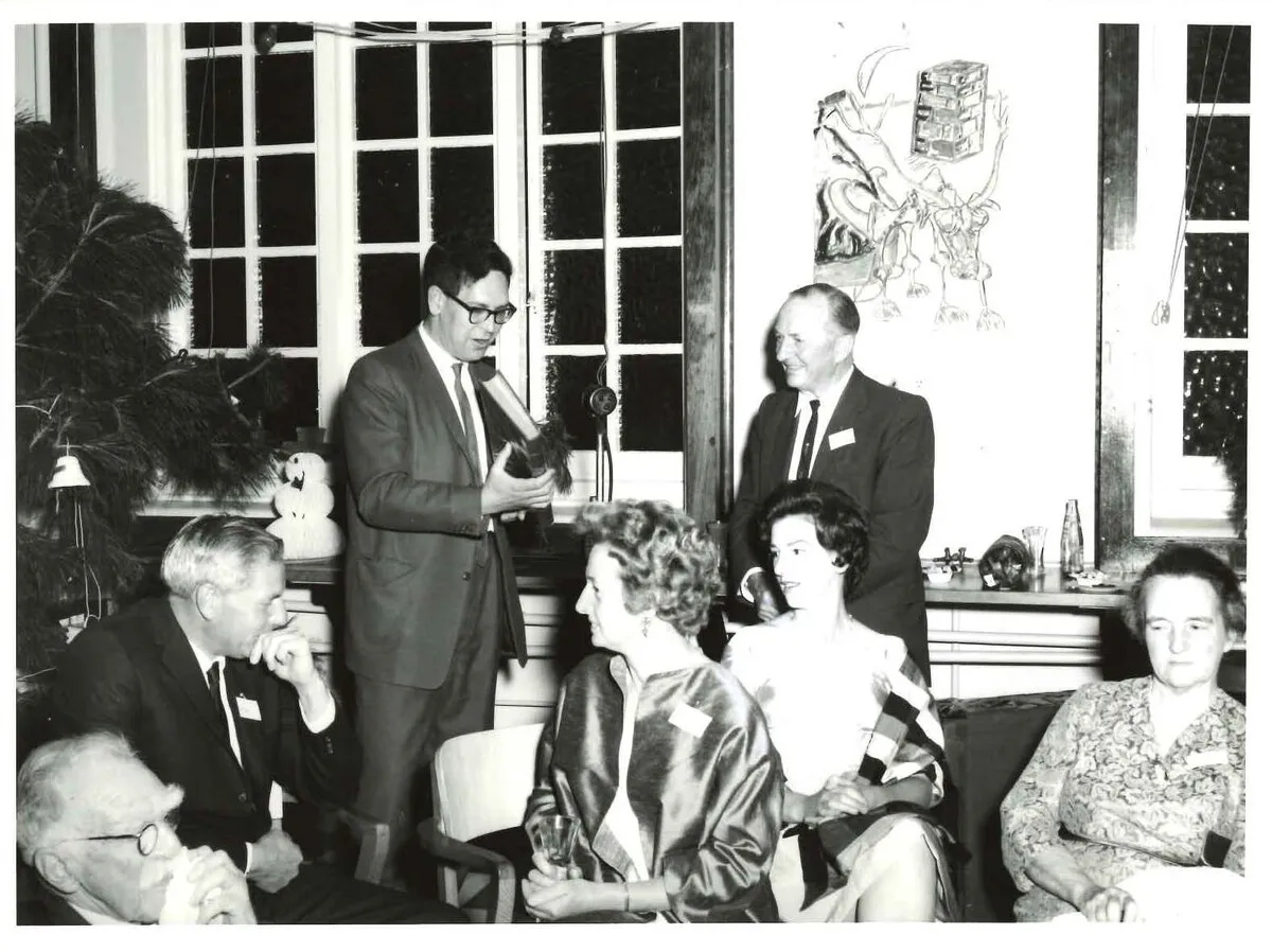 Прощальна різдвяна вечірка Джорджа Фуллера. Зліва направо: Професор сер Керр Грант, пан М. І. Г. Іліффе, професор Д. Г. Карвер (стоїть), пані Іліффе, пані А. Ширлоу, пан Г. Р. Фуллер (стоїть). Фото Університет Аделаїди