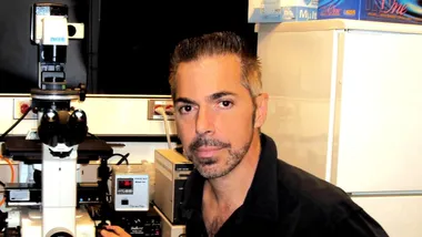 Роберт Ланца у своїй лабораторії